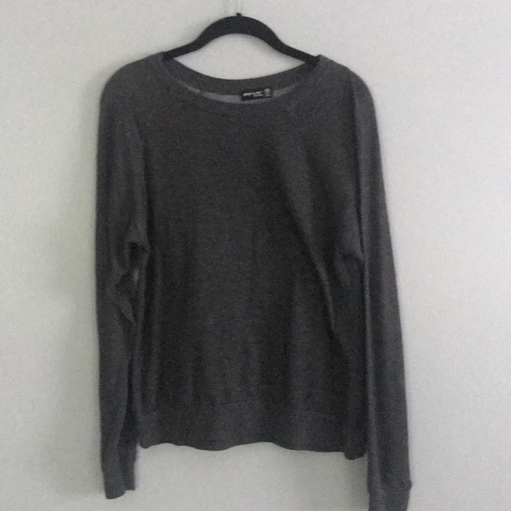 grey scoop neck tshirt